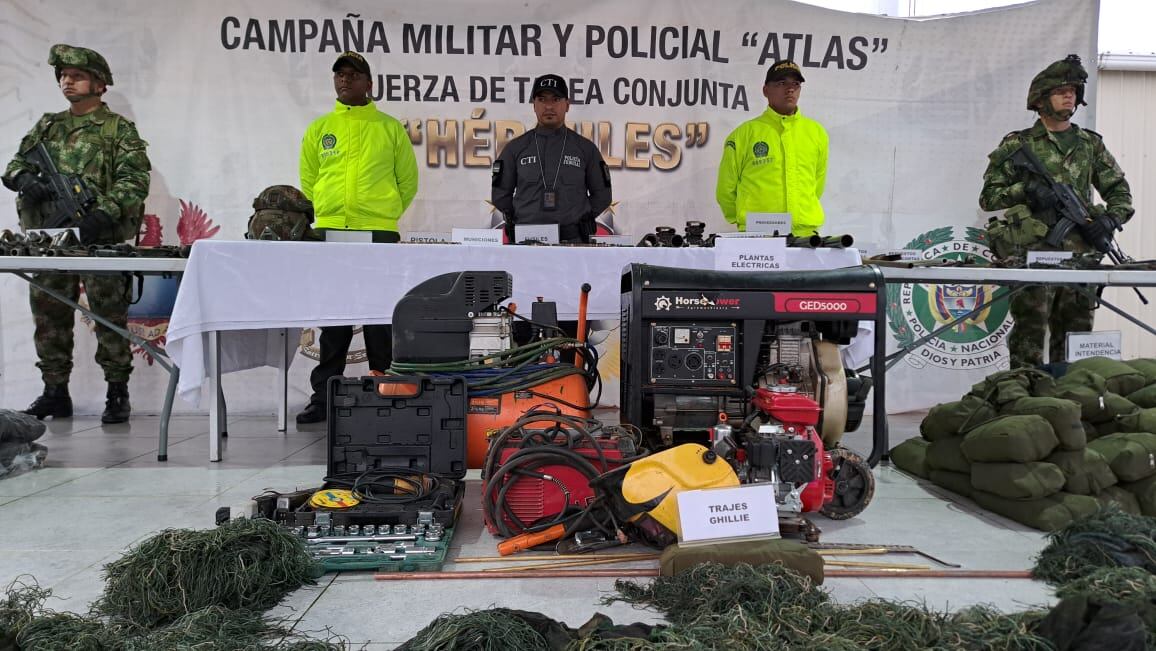 Campamento de explosivos y armas de las disidencias de las Farc. Foto: Cortesía Fuerzas Militares.
