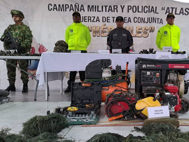 Campamento de explosivos y armas de las disidencias de las Farc. Foto: Cortesía Fuerzas Militares.