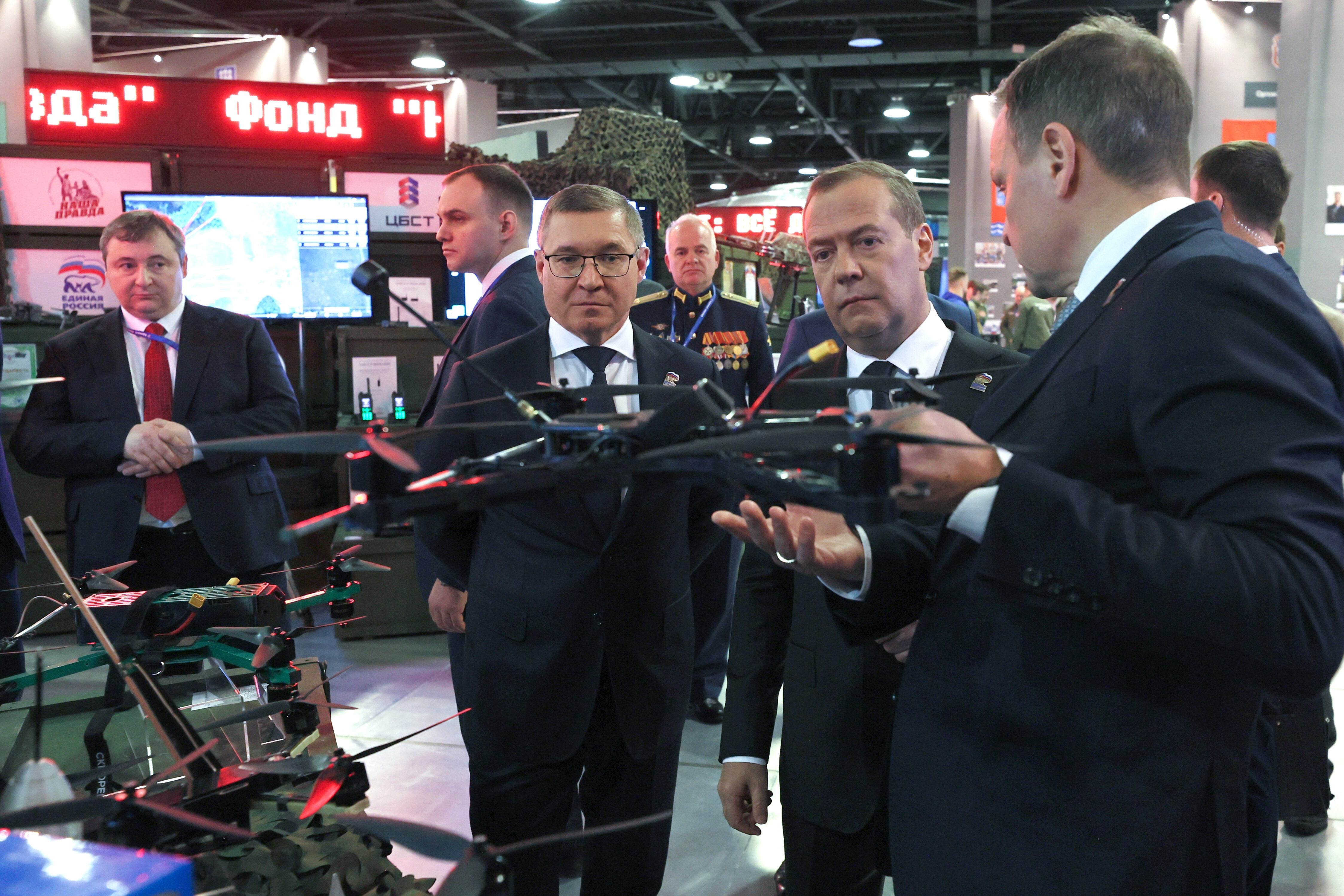 Moscú (Federación Rusa), 13/12/2024.- El vicepresidente del Consejo de Seguridad de Rusia y presidente del partido político Rusia Unida, Dmitri Medvédev, sostiene un dron en una exposición.