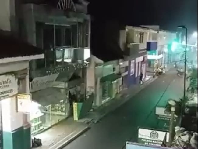 Lanzan artefacto explosivo contra juzgados penales en Tuluá. Foto: captura de video.