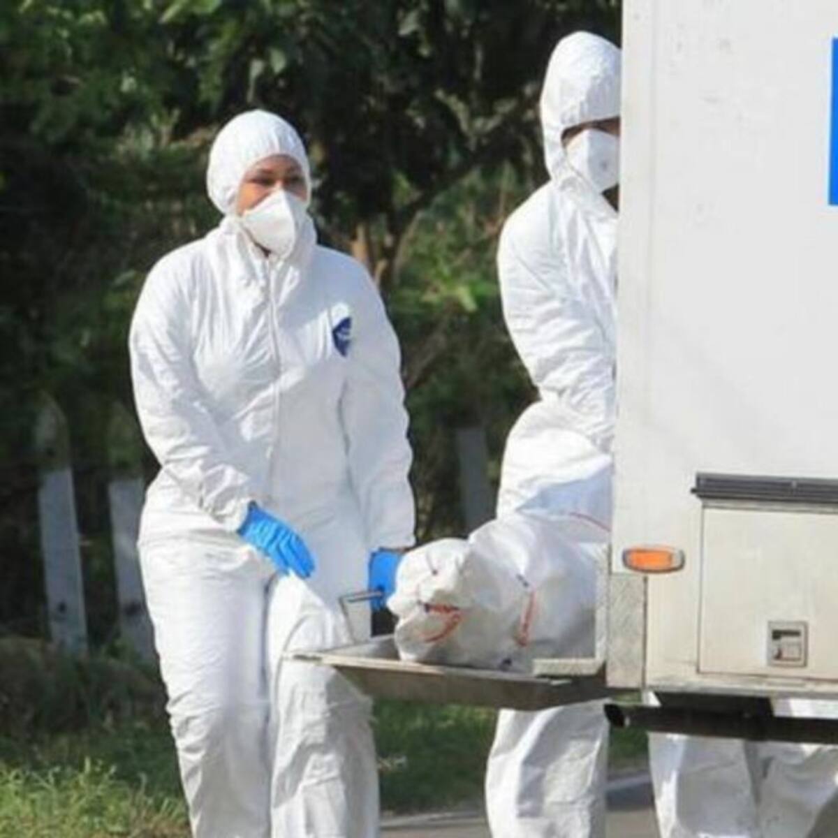 Hallan tres cuerpos embolsados y atados en el malecón de Juanchito