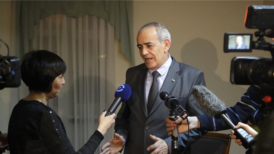 El vocero de la oposición siria Yahya Al-Aridi habla con los medios de comunicación antes de las conversaciones de paz para Siria en Astaná, Kazajistán, el domingo 22 de enero de 2017.. Foto: Associated Press - AP