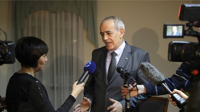El vocero de la oposición siria Yahya Al-Aridi habla con los medios de comunicación antes de las conversaciones de paz para Siria en Astaná, Kazajistán, el domingo 22 de enero de 2017.. Foto: Associated Press - AP
