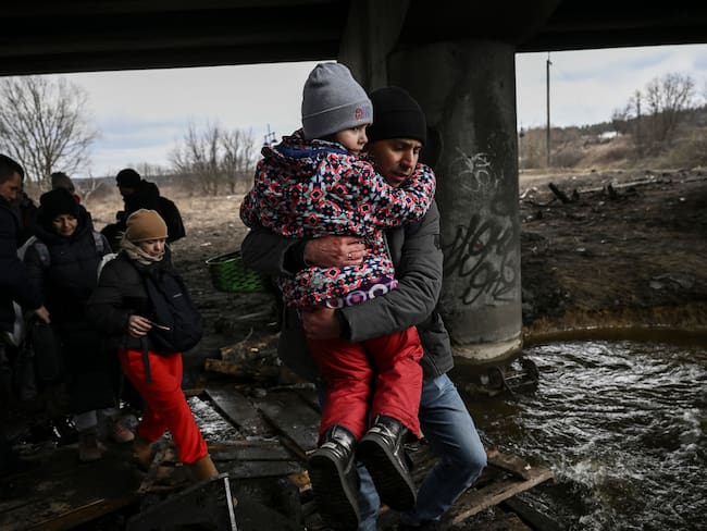 Foto de referencia de la salida de refugiados de Mariúpol, Ucrania, en medio de los ataques de Rusia. (Photo by ARIS MESSINIS / AFP) (Photo by ARIS MESSINIS/AFP via Getty Images)