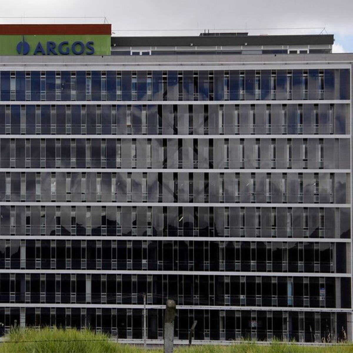 Grupo Argos evaluará OPA por Sura en asamblea extraordinaria