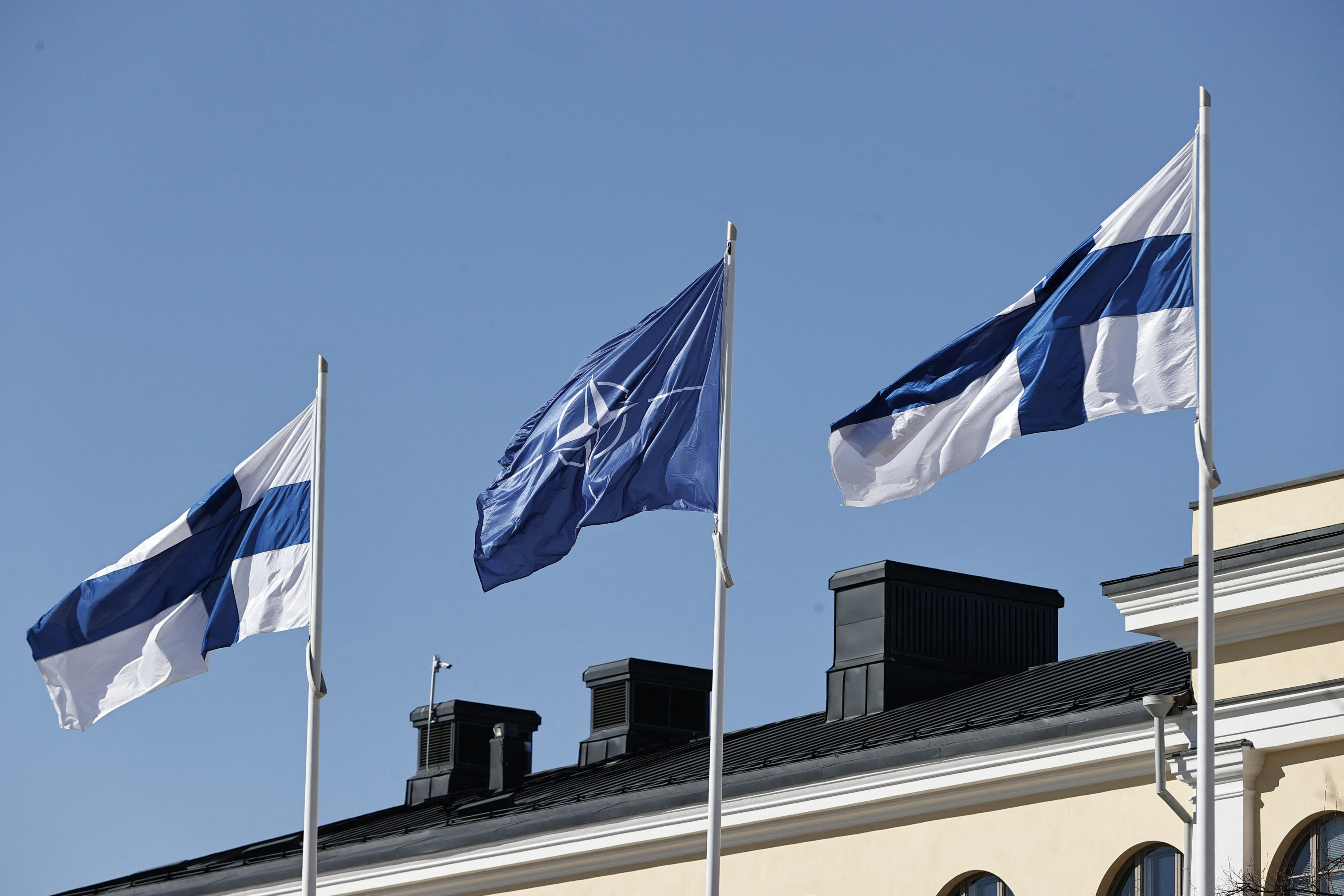 Banderas de Finlandia y OTAN. (Photo by ANTTI HAMALAINEN/Lehtikuva/AFP via Getty Images)