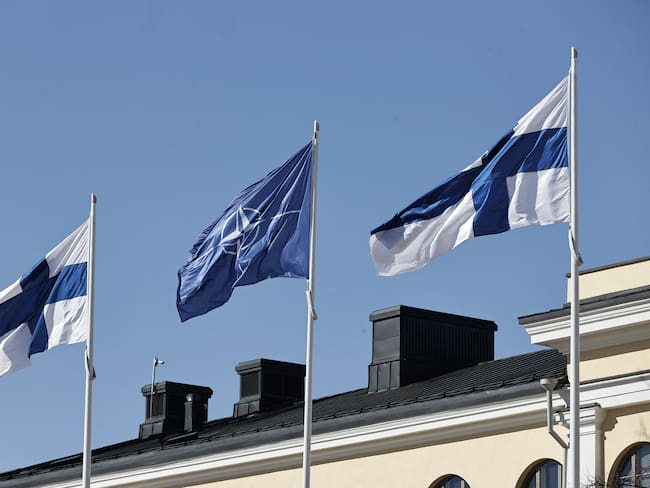 Banderas de Finlandia y OTAN. (Photo by ANTTI HAMALAINEN/Lehtikuva/AFP via Getty Images)