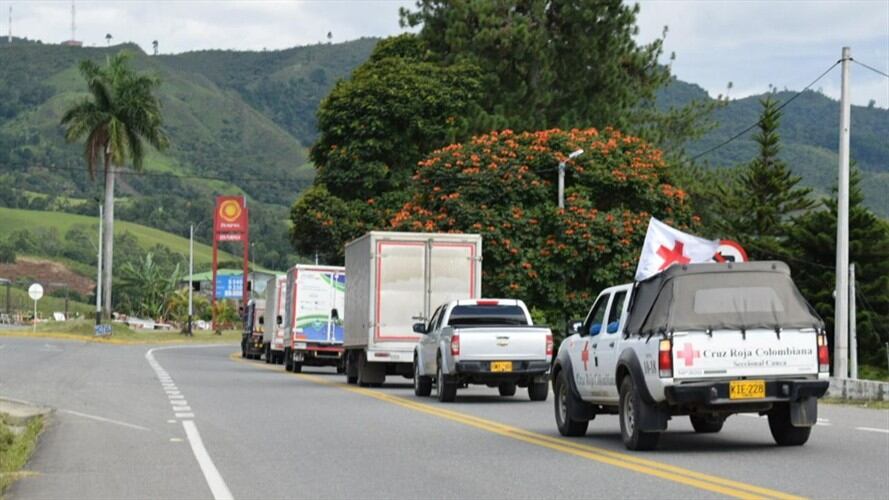 Las comunidades indígenas del Cauca concentradas en la vía Panamericana habilitaron un corredor humanitario que permitió el paso de vehículos con insumos médicos. Foto: Gobernación del Cauca y Cruz Roja Colombiana