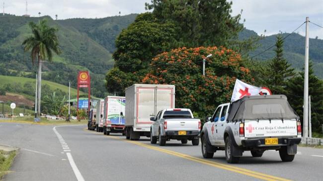 Las comunidades indígenas del Cauca concentradas en la vía Panamericana habilitaron un corredor humanitario que permitió el paso de vehículos con insumos médicos. Foto: Gobernación del Cauca y Cruz Roja Colombiana