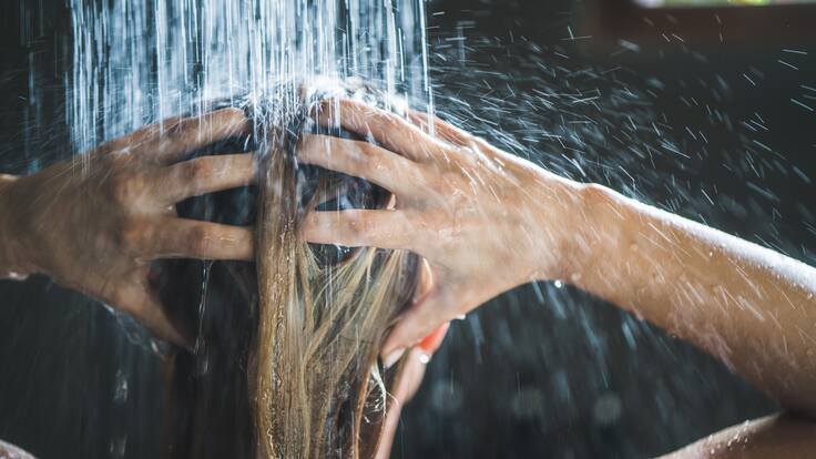 ¿Es bueno bañarse todos los días? Dermatóloga explica los problemas de hacerlo de manera incorrecta