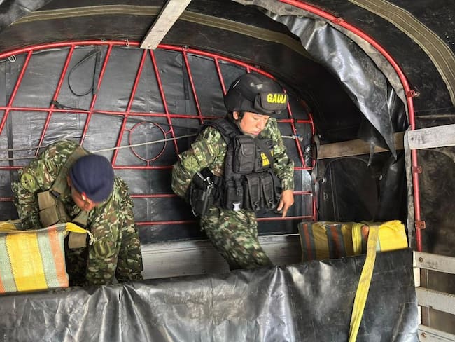 Se trata de 2.012 kilogramos de marihuana que estaban camuflados en bultos dentro de un camión de estacas. Crédito: Ejército Nacional.