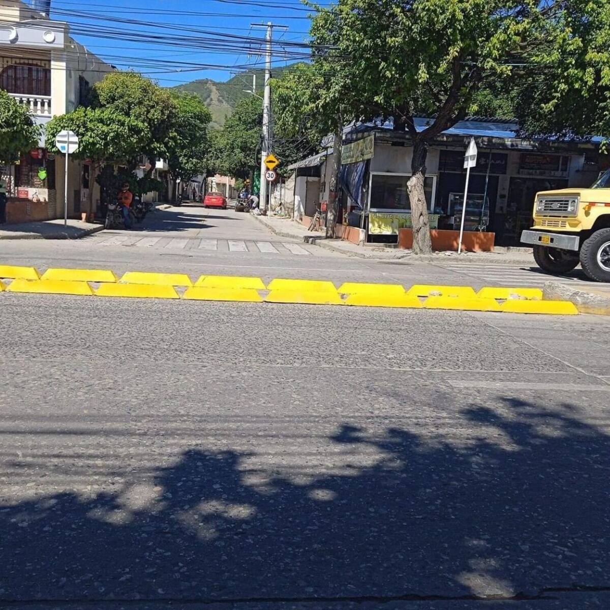 Vandalizan separadores viales instalados para mejorar la movilidad en Santa Marta