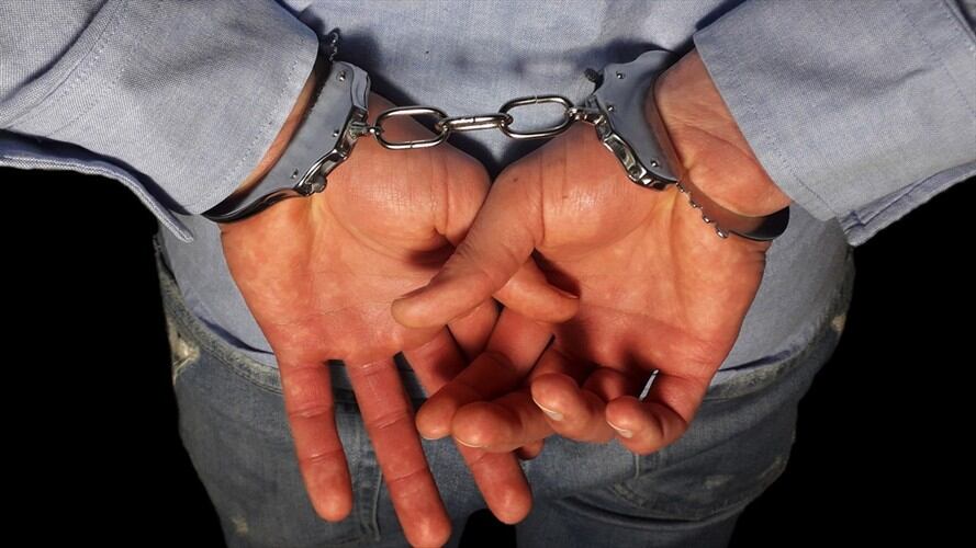 Imagen de referencia de un hombre capturado. Foto: Getty Images / majo1122331