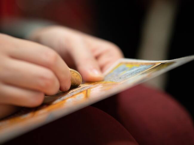 Gobierno pide respuestas a Lotería de Boyacá por retraso en entrega de 50.000 computadores por error de impresión. Foto: Getty Images