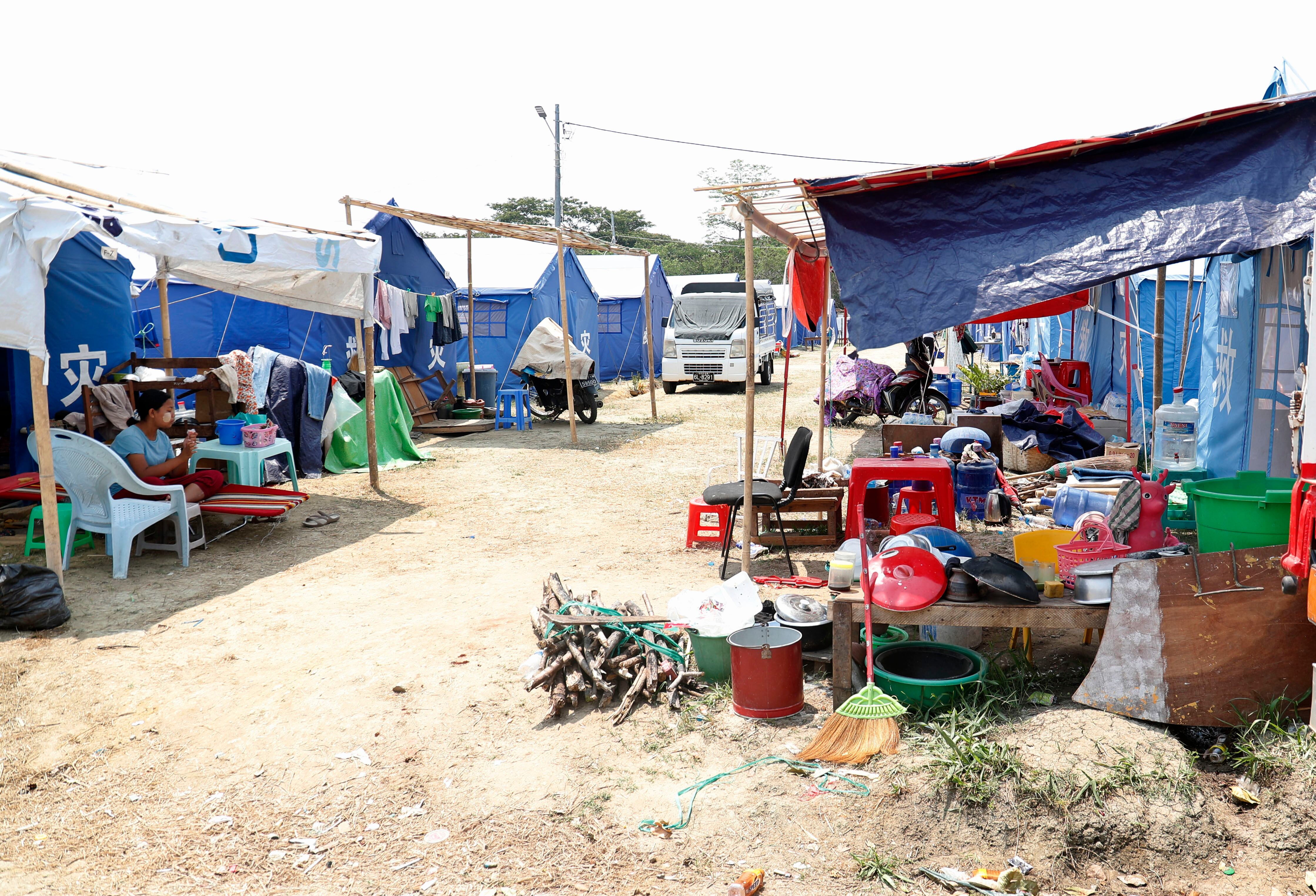 Campo de refugiados en Naypyitaw, Myanmar, tras el terremoto de magnitus 7.7. FOTO:  EFE/EPA/NYEIN CHAN NAING