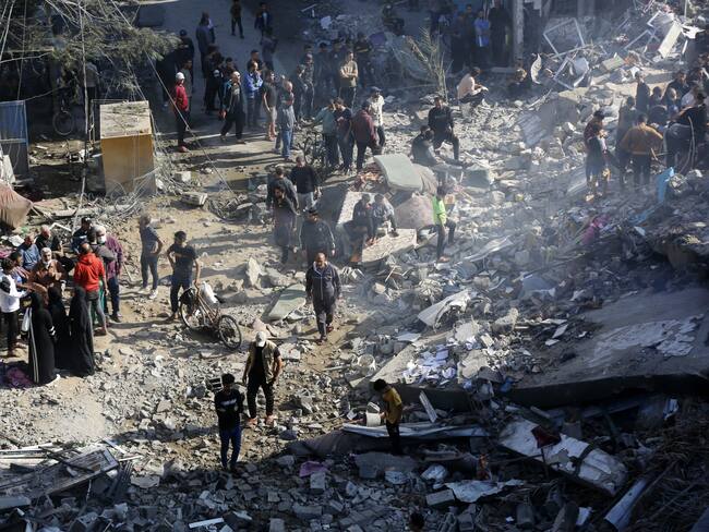 Ataque aéreo del ejército israelí en el campo de refugiados de Nuseirat, 17 de noviembre de 2023. (Foto de Ashraf Amra/Anadolu vía Getty Images )