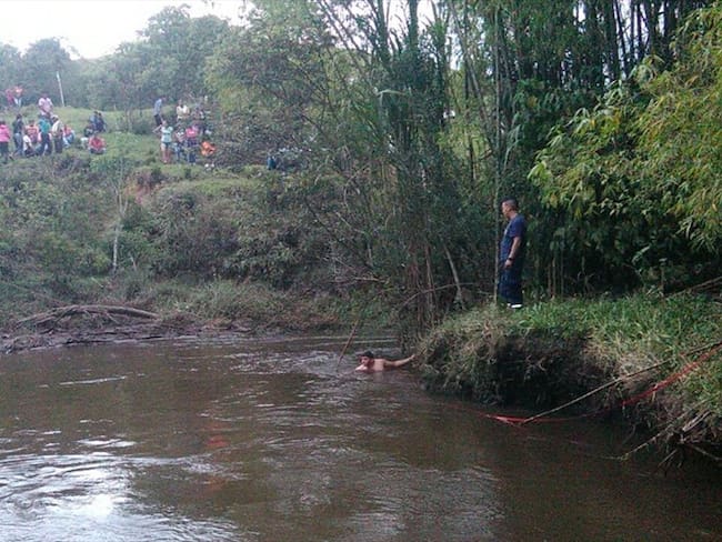 Una niña de cinco años de edad murió ahogada tras caer al río La Chorrera. Foto: Bomberos Timbío