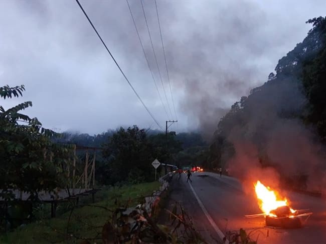 En medio de bloqueos, una ambulancia fue atacada en la vía Santander de Quilichao-Cali