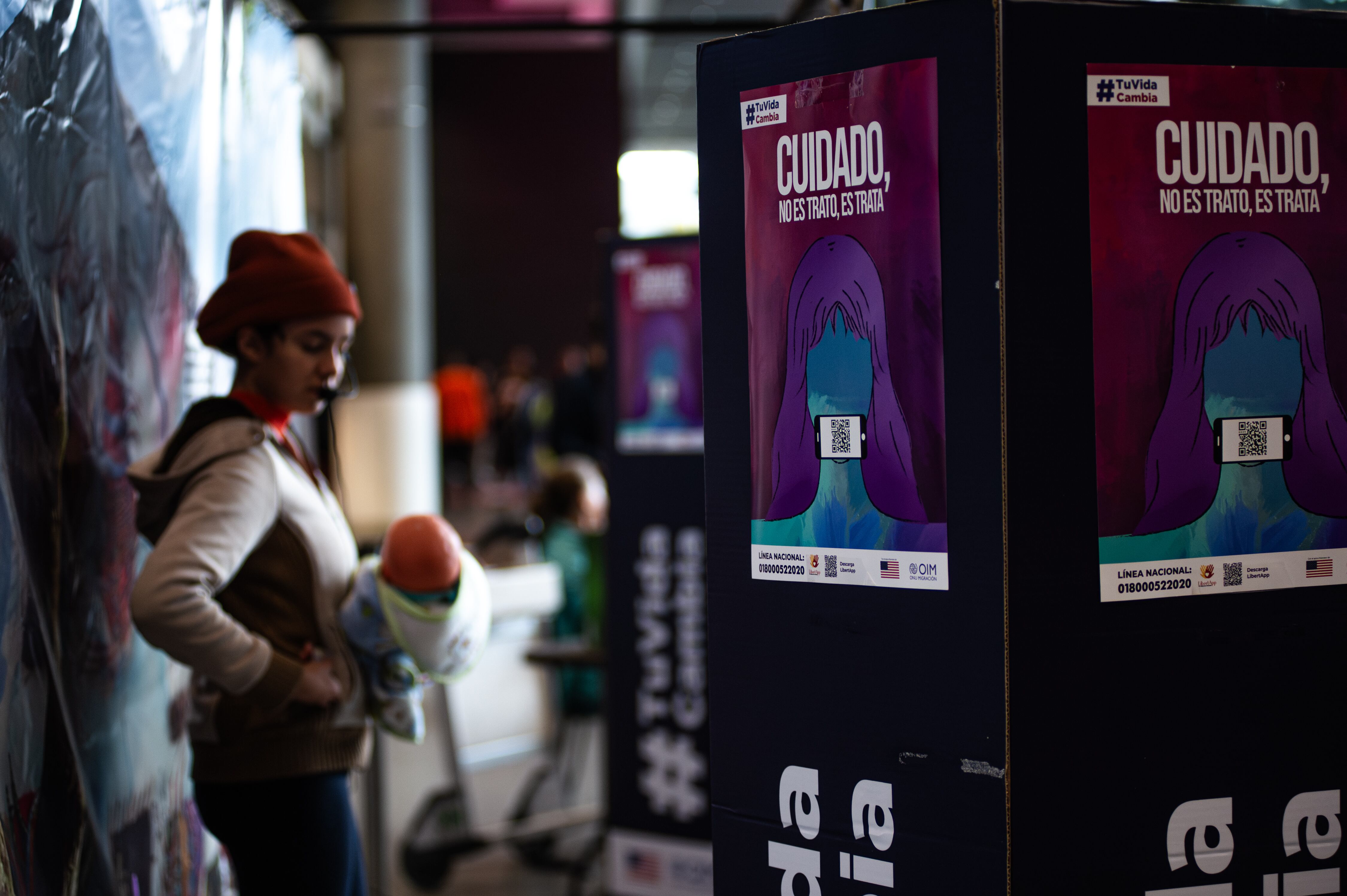 Actores participan en una obra de teatro sobre las formas en que las personas son engañadas para entrar en las redes ilegales de tráfico de personas, en el aeropuerto El Dorado, el 28 de julio de 2023. (Sebastian Barros/Long Visual Press/Universal Images Group vía Getty Images)