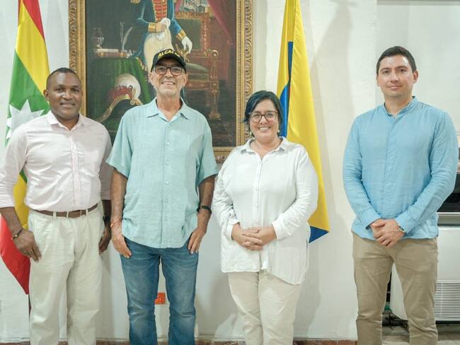 Miguel Salgado Padilla, nuevo Secretario de Participación, el alcalde Dau; Ana María González, nueva secretaria del Interior y Carlos La Rota; nuevo secretario General. Crédito: Cortesía Alcaldía de Cartagena.