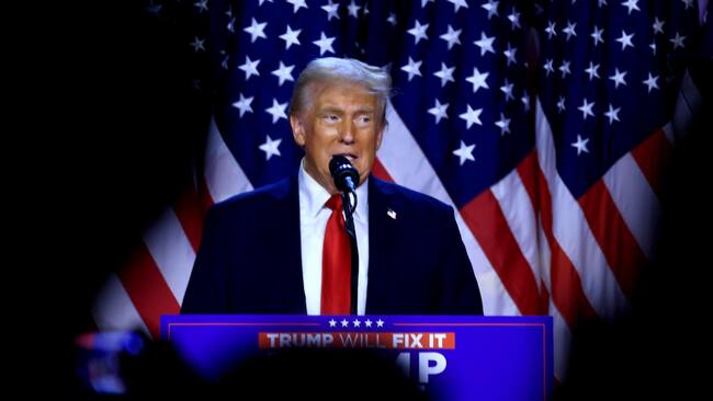 West Palm Beach (United States), 06/11/2024.- Republican presidential candidate Donald J. Trump addresses supporters at the Election Night watch party in the West Palm Beach Convention Center in West Palm Beach, Florida, USA, 06 November 2024. (Elecciones) EFE/EPA/CRISTOBAL HERRERA-ULASHKEVICH
