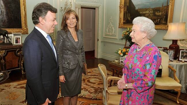 El presidente Santos, su esposa y la Reina Isabel II. Foto: Colprensa