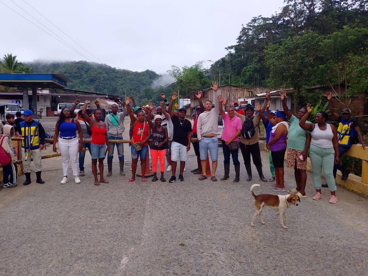 Comunidades afro bloquearon la vía Panamericana, Pereira - Quibdó, por incumplimientos de Invías