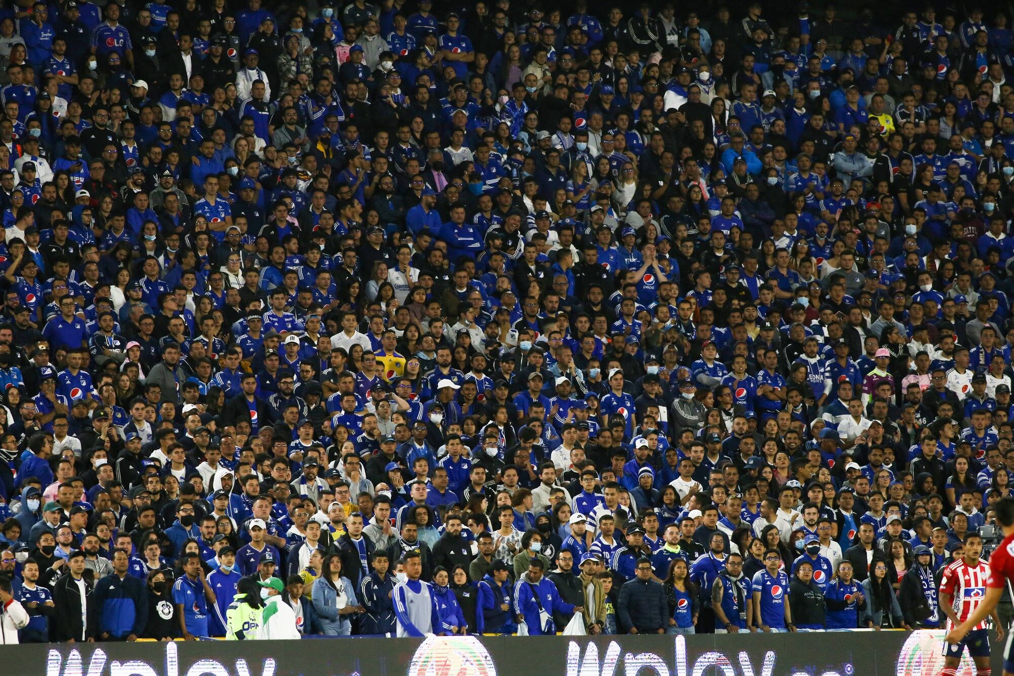 Hinchas de Millonarios en el estadio El Campín de Bogotá (Photo by Daniel Garzon Herazo/NurPhoto via Getty Images)