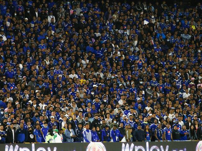 Hinchas de Millonarios en el estadio El Campín de Bogotá (Photo by Daniel Garzon Herazo/NurPhoto via Getty Images)