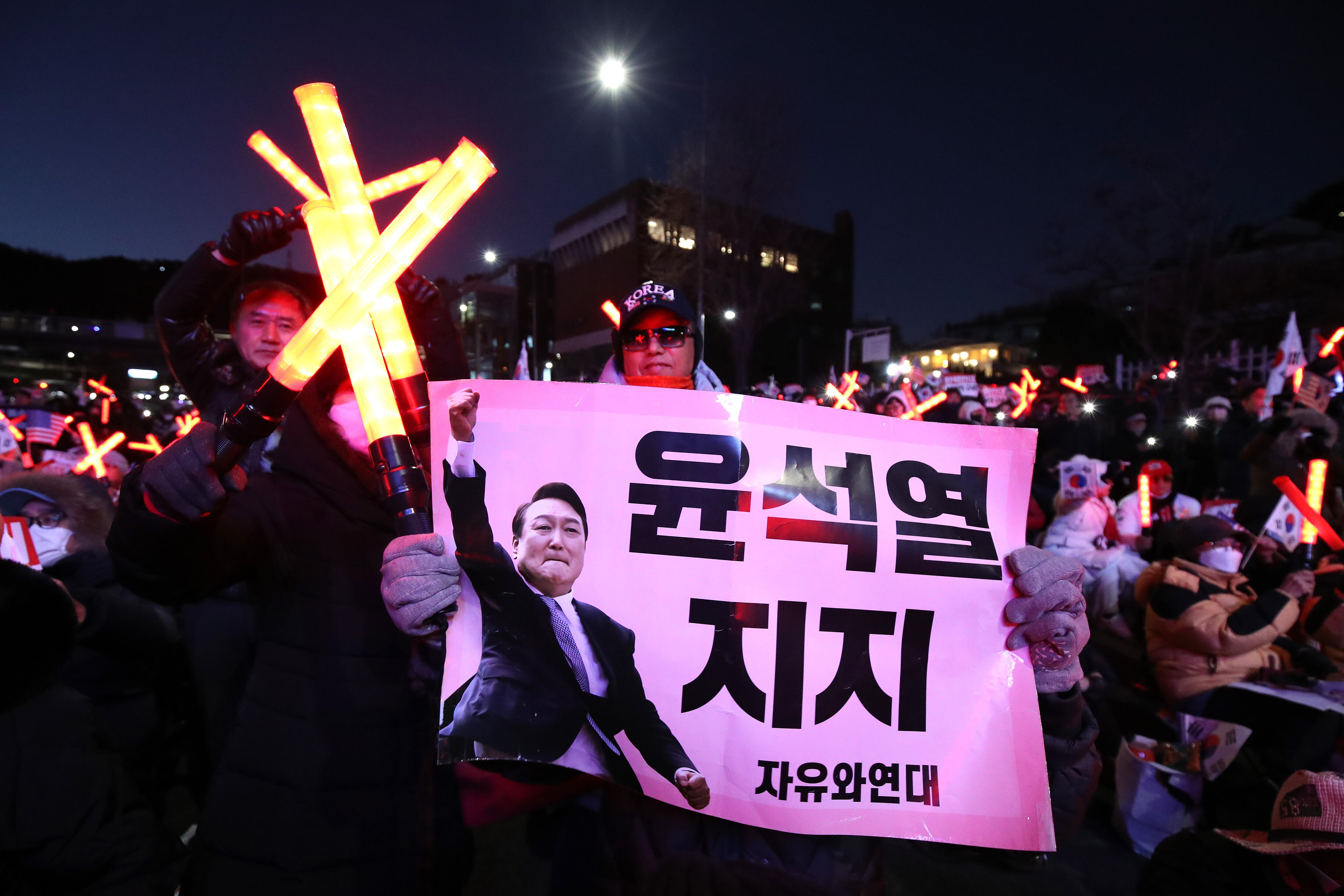 SEÚL, COREA DEL SUR - 31 DE DICIEMBRE: Seguidores del presidente destituido de Corea del Sur, Yoon Suk Yeol, celebran una concentración cerca de la residencia presidencial. Getty Images