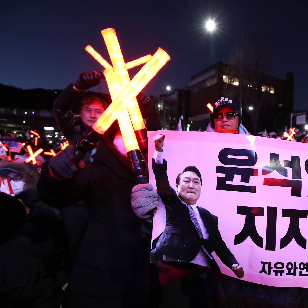 El presidente surcoreano suspendido se resiste al arresto en su “fortaleza” en Seúl