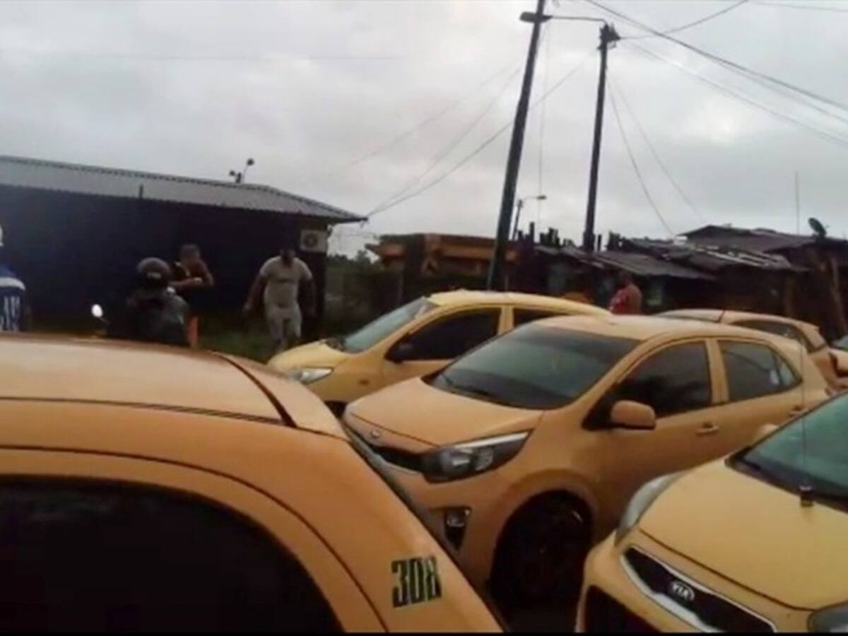 Taxistas de Buenaventura protestan contra medida que limita el transporte de pasajeros