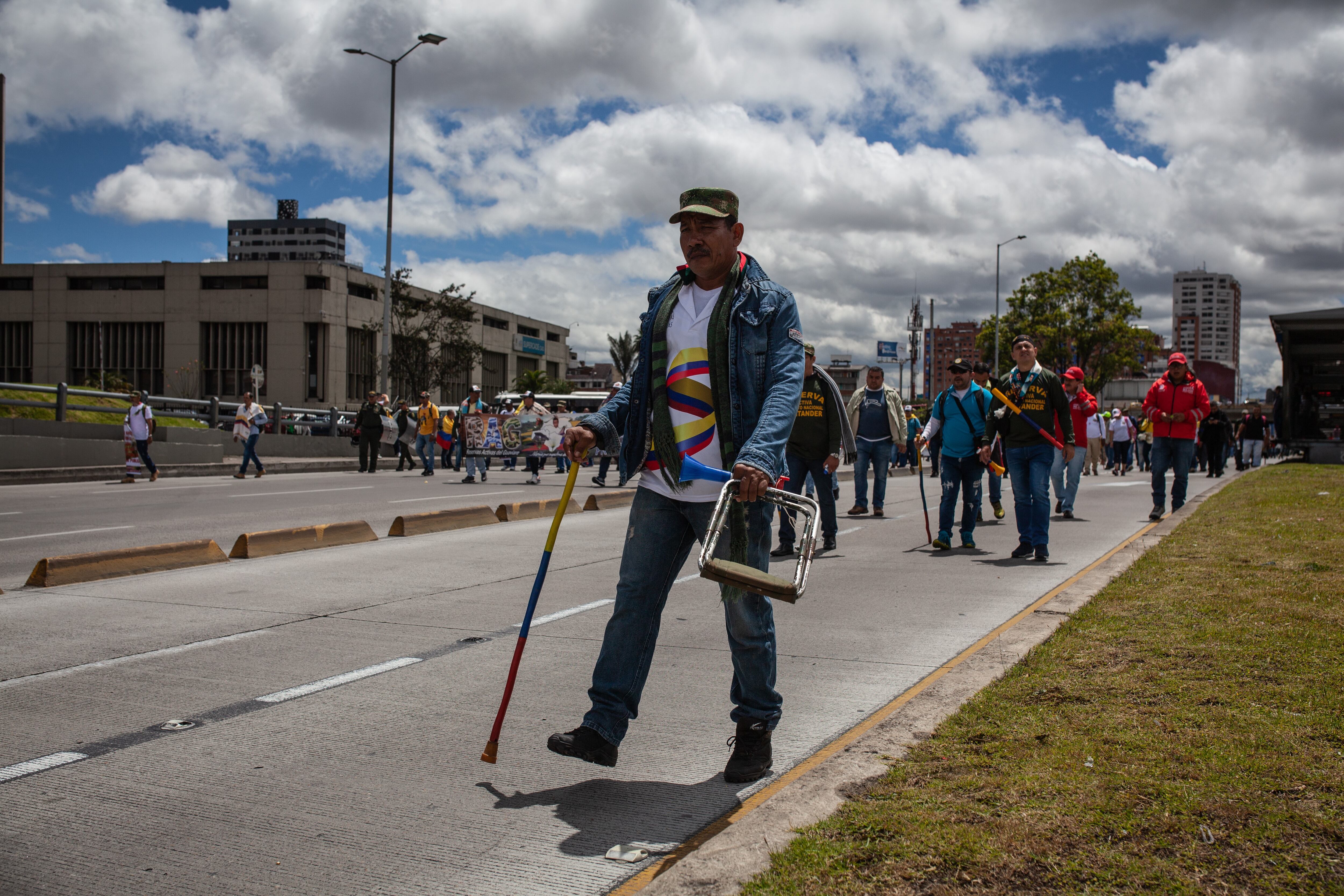 BOGOTÁ, COLOMBIA - 19 DE JULIO: Más de dos mil soldados profesionales en retiro y pensionados de las Fuerzas Militares de Colombia protestan en Bogotá exigiendo mejores beneficios en su pensión. (Juancho Torres/Anadolu/Getty Images)