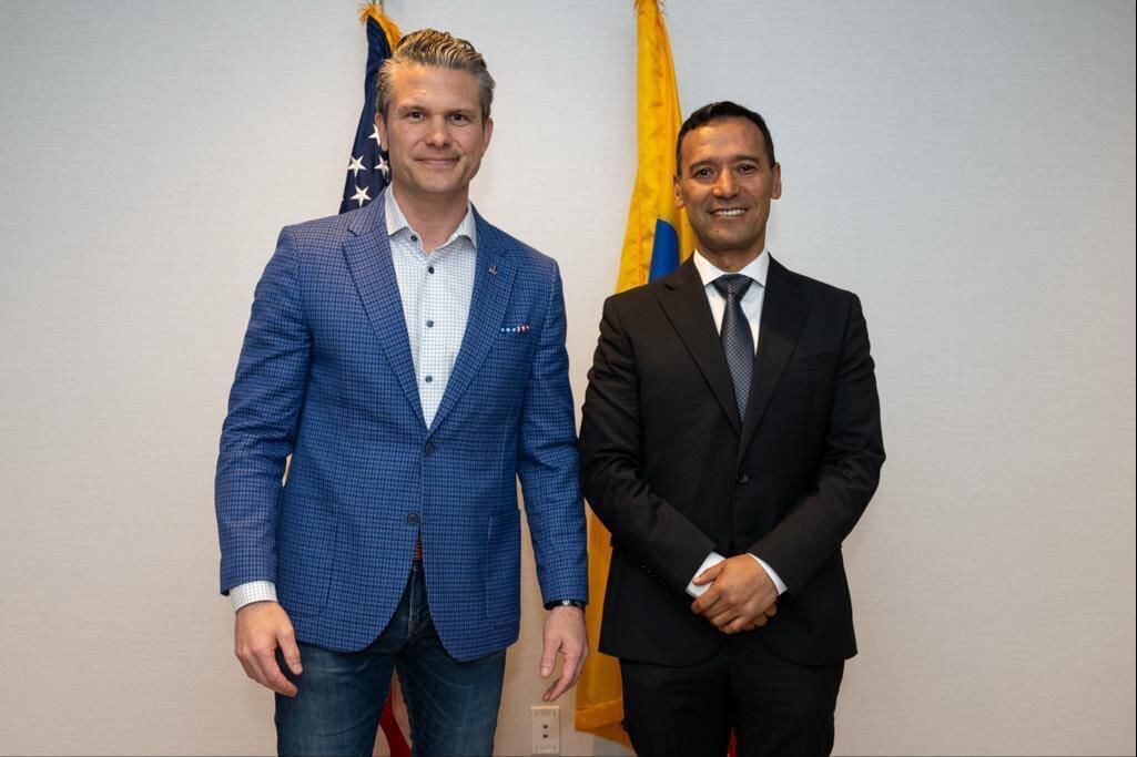 Pedro Sánchez y el secretario de Defensa de Estados Unidos, Pete Hegseth. Foto: X.
