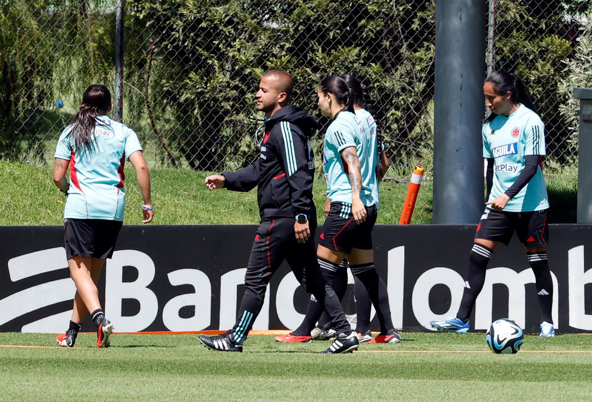 AME1170. BOGOTÁ (COLOMBIA), 01/12/2023.- El director técnico encargado de la selección colombiana femenina de fútbol, Angelo Marsiglia (c), reacciona durante un entrenamiento hoy en Bogotá (Colombia).El director técnico encargado de la selección colombiana femenina, Ángelo Marsiglia, consideró este viernes que Nueva Zelanda es un rival muy "competente" que ayudará a que Colombia afine su preparación de cara a la Copa Oro y los Juegos Olímpicos de París 2024. EFE/Mauricio Dueñas Castañeda