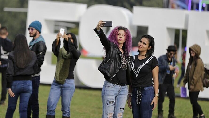 Primer día de 'un mundo distinto' con música, buena energía y la infaltable lluvia. Foto: Colprensa