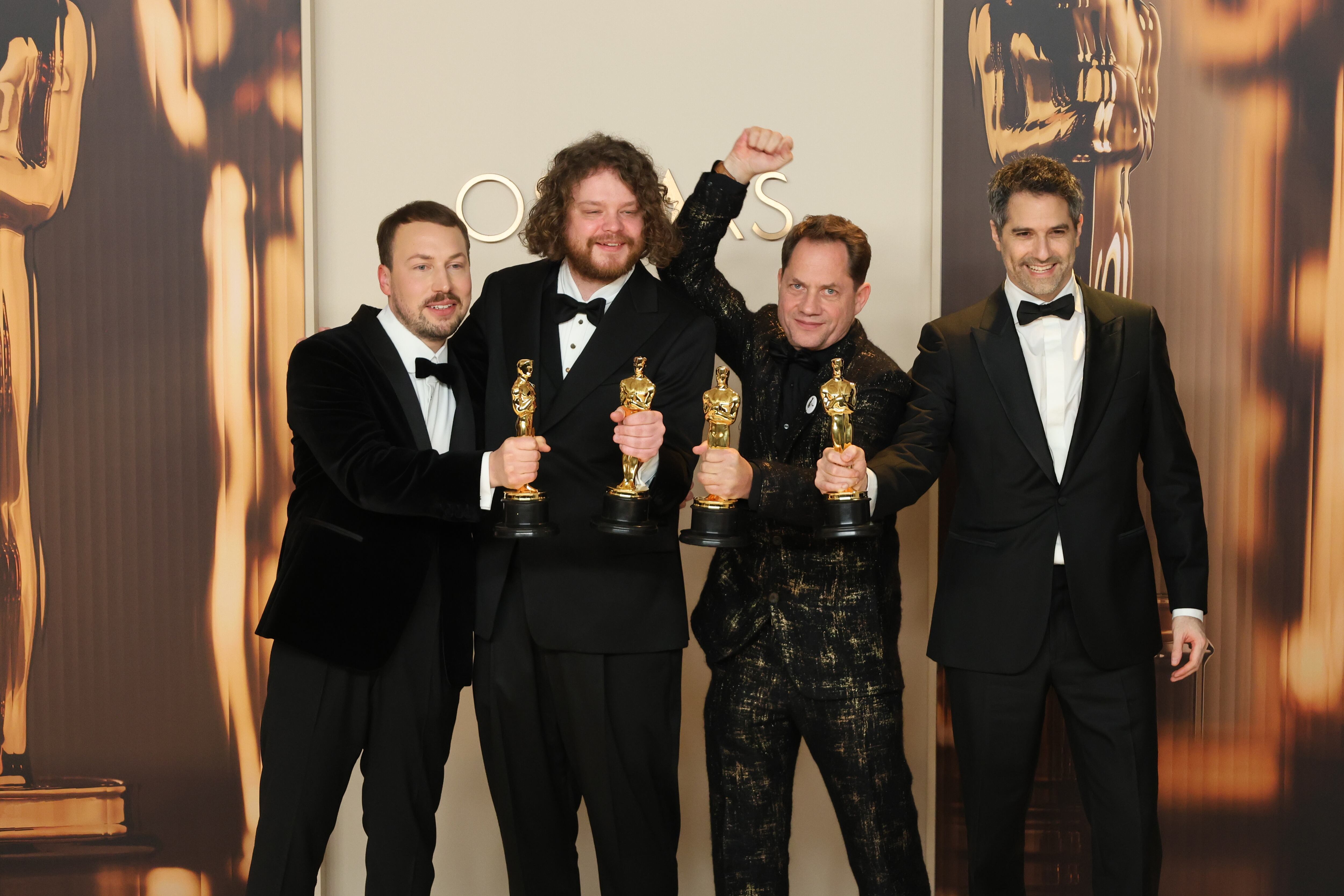 LOS ÁNGELES (ESTADOS UNIDOS), 02/03/2025.- Gints Zilbalodis, Matiss Kaza, Ron Dyens y Gregory Zalcman posan con el Oscar a Mejor Película Animada, por 'Flow', en la edición 97 de los Premios de la Academia.