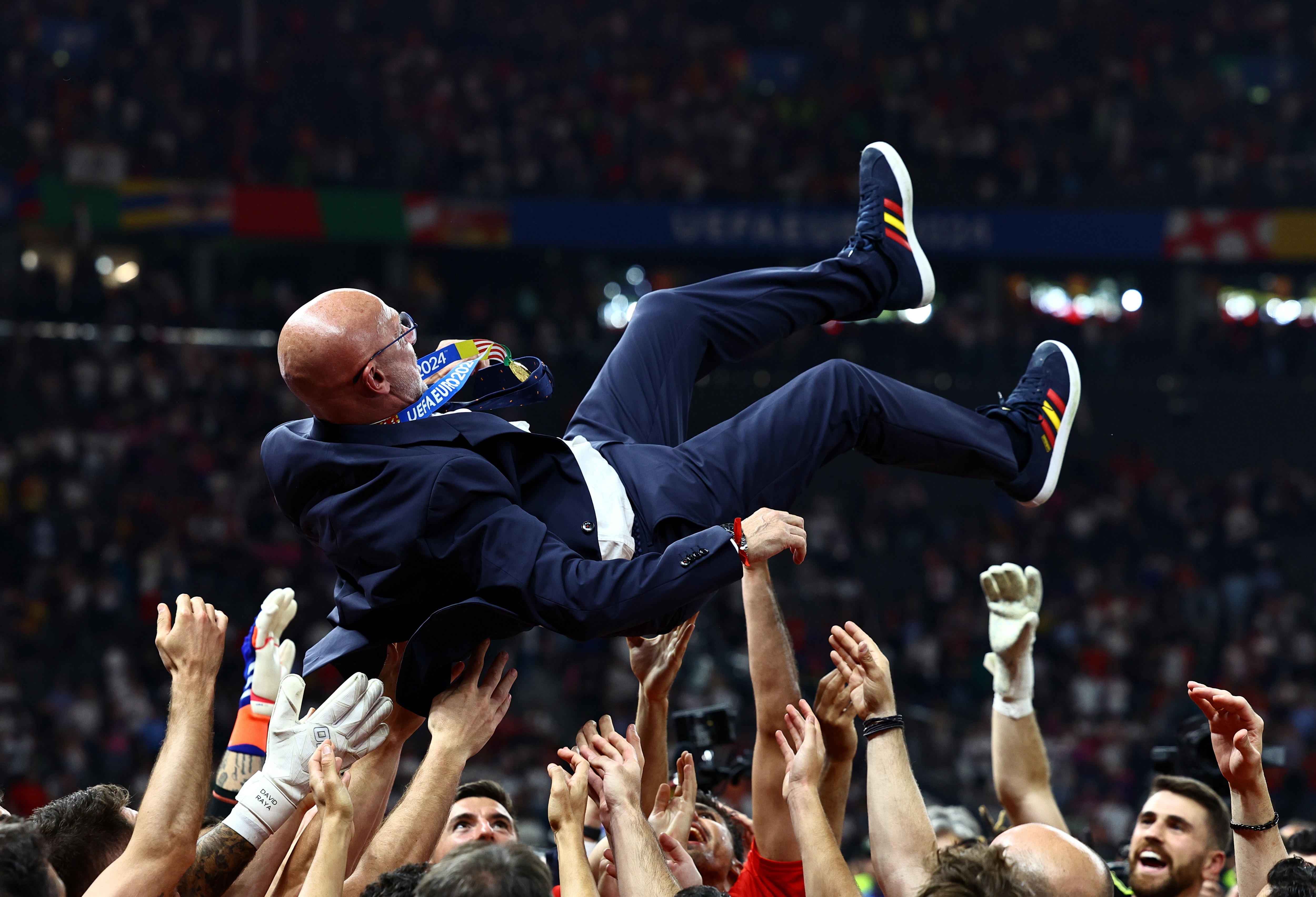 Berlin (Germany), 14/07/2024.- Head coach Luis de la Fuente of Spain is celebrated by his players after they won the UEFA EURO 2024 final soccer match between Spain and England, in Berlin, Germany, 14 July 2024. (Alemania, España) EFE/EPA/FILIP SINGER