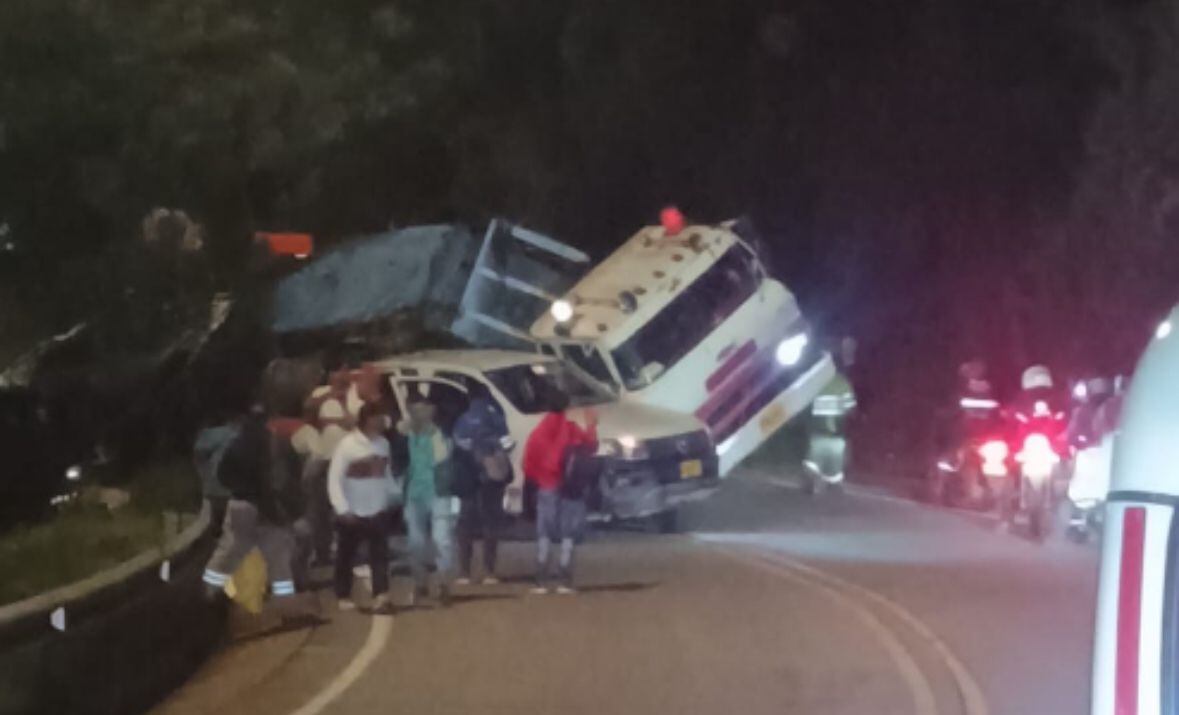 Volcamiento de camión bloquea la vía Bogotá - La Calera y afecta la movilidad en Chapinero. Foto: Suministrada.