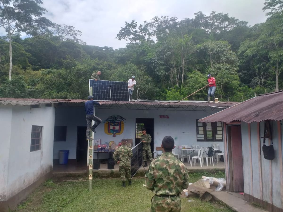 Misión cumplida: los seis paneles solares quedaron instalados en la escuela I.E Valentin García