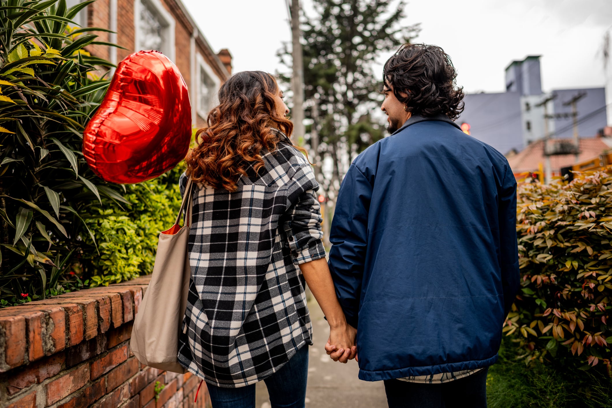 Una pareja celebrando el día del Amor y la amistad en Colombia. Foto: Getty Images.