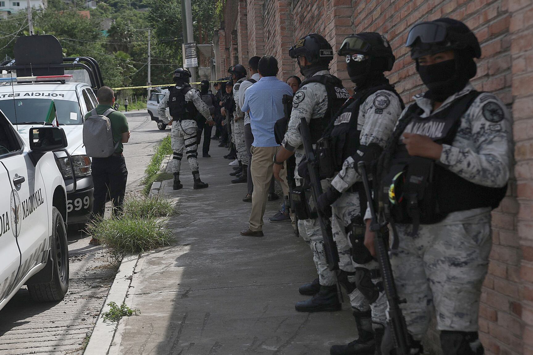 Integrantes de la Guardia mexicana resguardan la zona donde fue asesinado el delegado de la Fiscalía General de la República | Foto: EFE