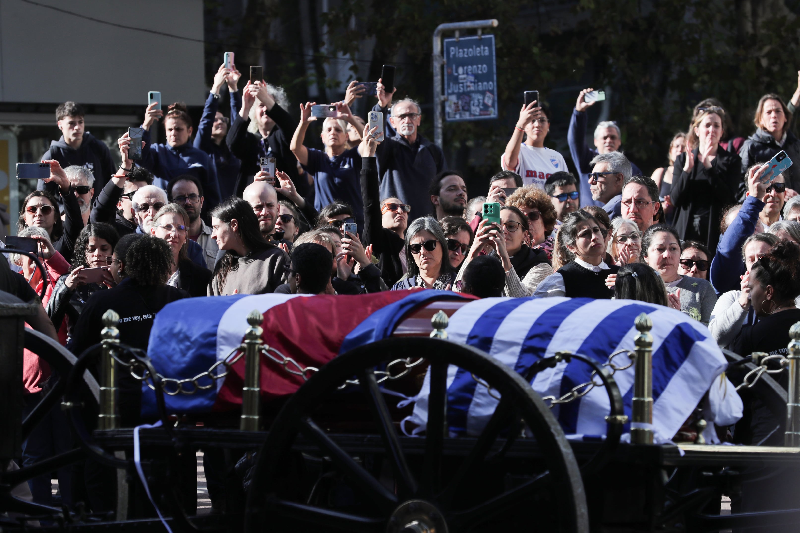 Personas asisten al cortejo fúnebre del expresidente uruguayo José Mujica en Montevideo, Uruguay. FOTO: EFE/ Alejandro Prieto