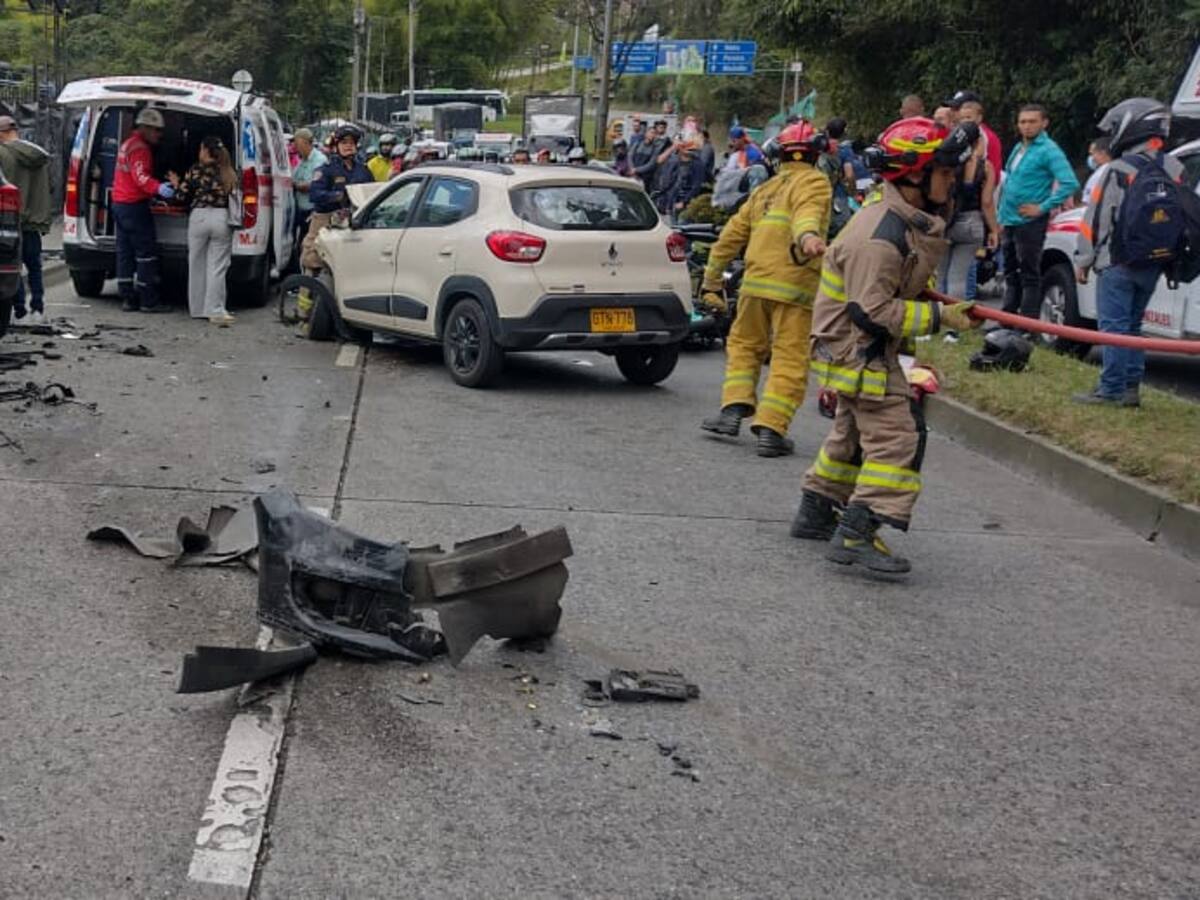 Aparatoso accidente de tránsito en una avenida de Manizales dejó cinco personas heridas