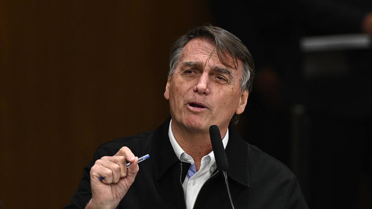 Hijo de Jair Bolsonaro confía que abogados puedan revertir inhabilidad de su padre
