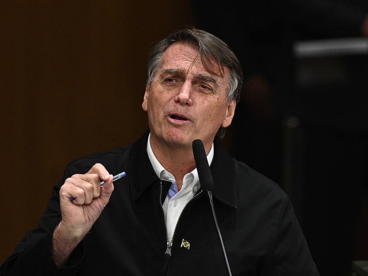 Hijo de Jair Bolsonaro confía que abogados puedan revertir inhabilidad de su padre