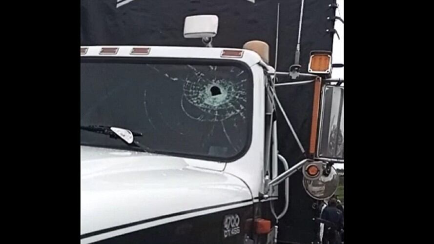 Los vehículos fueron atacados con objetos contundentes . Foto: Cortesía