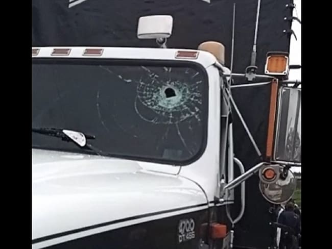 Los vehículos fueron atacados con objetos contundentes . Foto: Cortesía