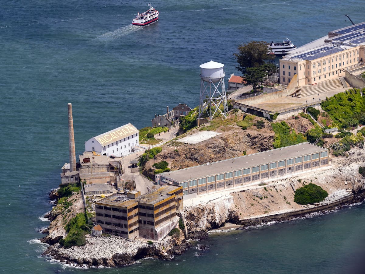 La razón por la que cerró Alcatraz: la cárcel que Trump quiere reabrir para encarcelar inmigrantes