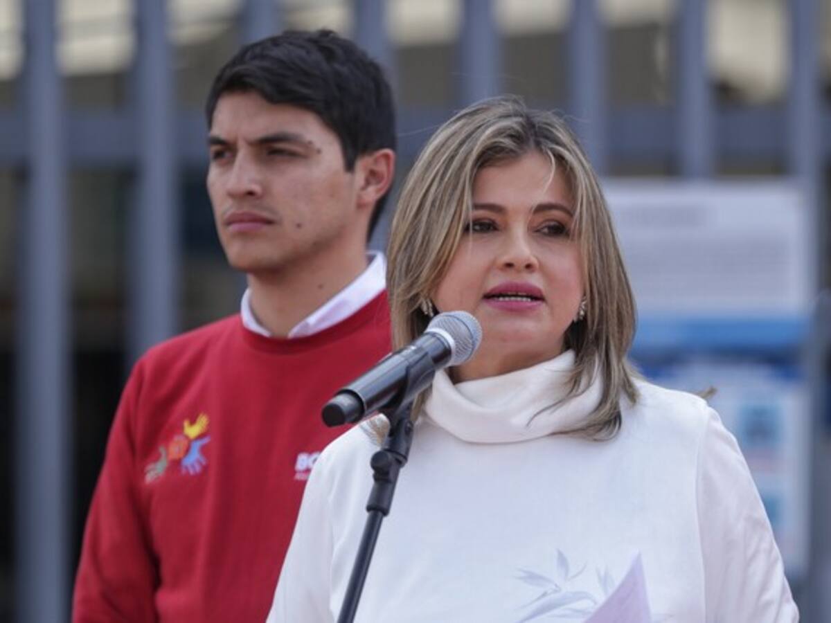 Secretaria de Educación de Bogotá, Edna Bonilla, explica contratos con Compensar